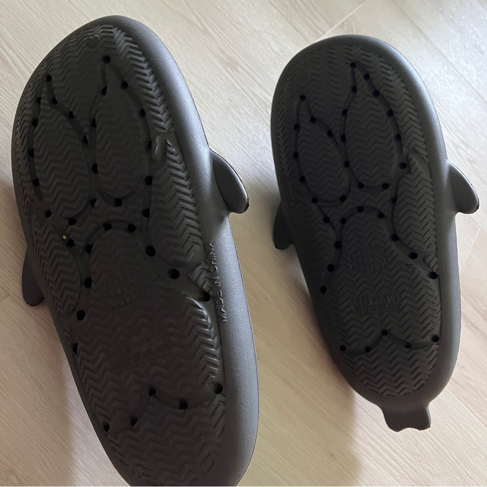 Mens size 12-13 cloud slides charcoal grey with angler fish and whale spout - Picture 7 of 8
